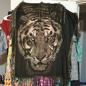 Shrug tiger fringe black gold